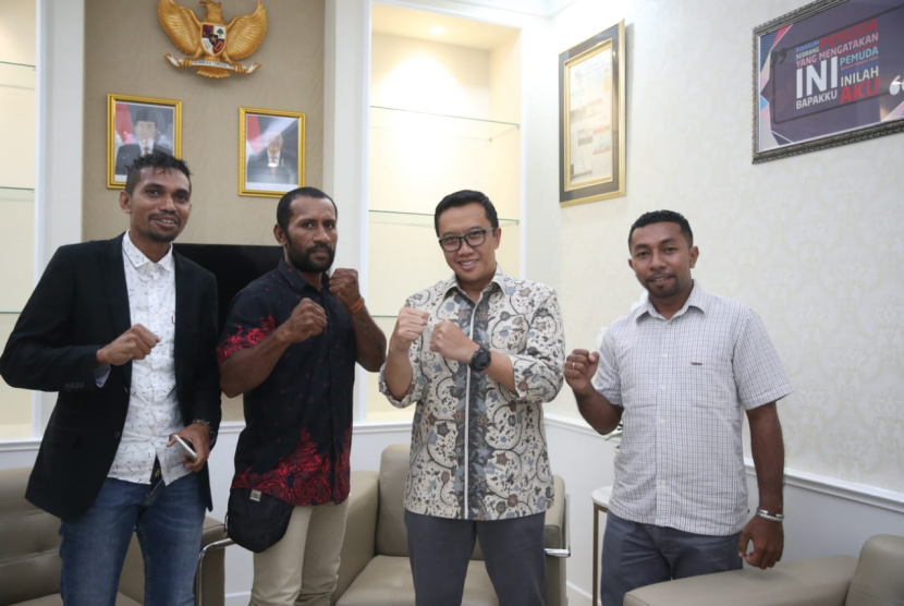 Menpora Imam Nahrawi memberi dukungan kepada petinju pro asal Papua Geisler AP yang akan bertanding pada laga gengsi tinju dunia hingga di Las Vegas.