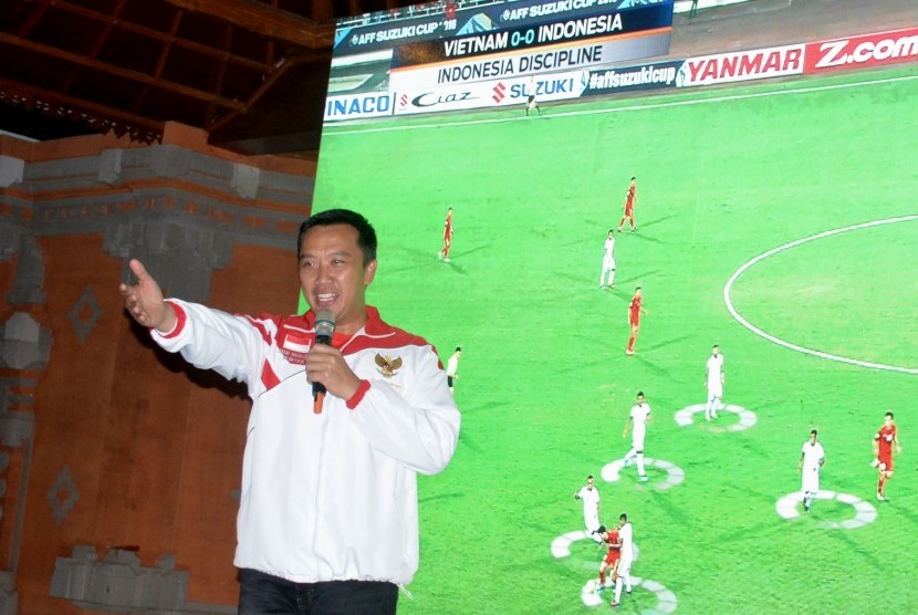 Menpora Imam Nahrawi memberi sambutan saat menghadiri kegiatan nonton bareng pertandingan semifinal Piala AFF Indonesia melawan Vietnam di Benoa, Badung, Bali, Rabu (7/12) malam. Menpora mengapresiasi timnas Indonesia yang berhasil lolos ke babak final Pia