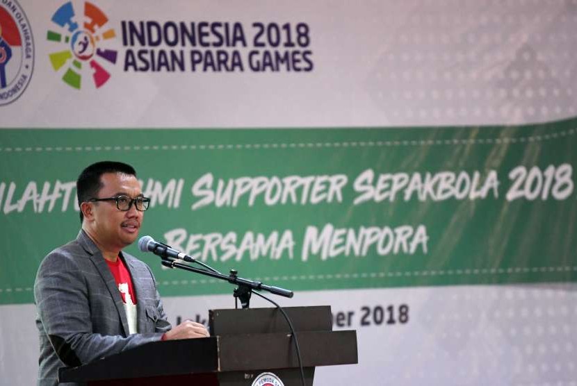 Menpora Imam Nahrawi memberikan kata sambutan pada acara silaturahmi suporter sepak bola bersama Menpora di kantor Kemenpora, Jakarta, Senin (1/10).