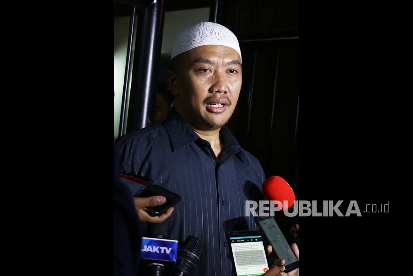 Menpora Imam Nahrawi memberikan keterangan kepada wartawan terkait penetapan dirinya sebagai tersangka baru kasus dugaan korupsi oleh KPK di Widya Chandra III, Jakarta, Rabu (18/9/2019).