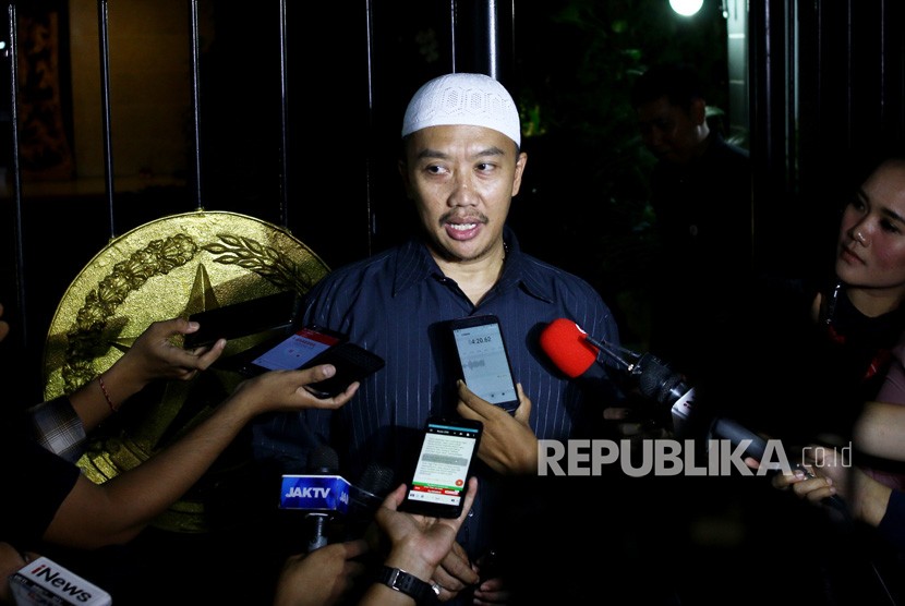 Menpora Imam Nahrawi memberikan keterangan kepada wartawan terkait penetapan dirinya sebagai tersangka baru kasus dugaan korupsi oleh KPK di Widya Chandra III, Jakarta, Rabu (18/9/2019).