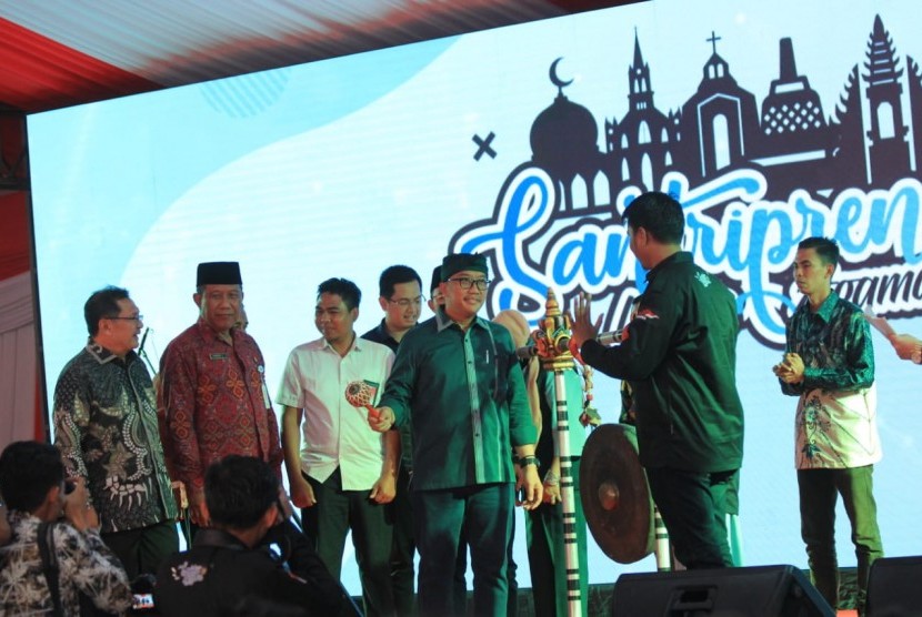 Menpora Imam Nahrawi membuka acara santripreneur di Bali