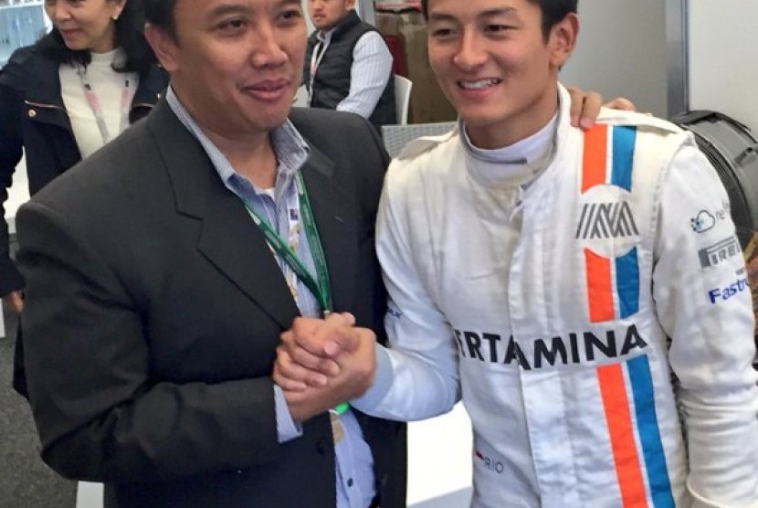 Menpora Imam Nahrawi menghampiri Rio Haryanto memberikan dukungan setelah balapan yang kurang maksimal di balapan F1 Melbourne, Ahad (20/3)