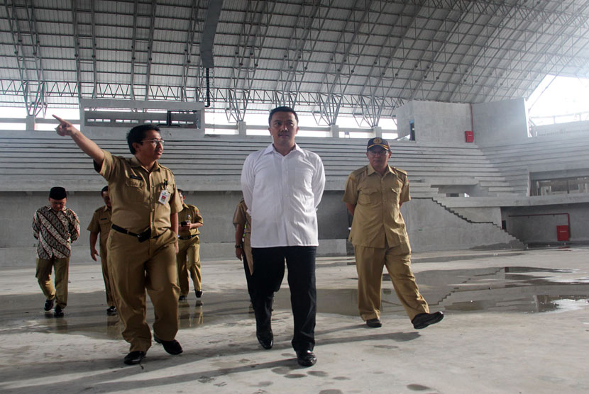 Menpora Imam Nahrawi meninjau Gedung Olahraga (GOR) Palangkaraya, Kalimantan Tengah, Selasa (19/1) . (foto : dok. Kemenpora)