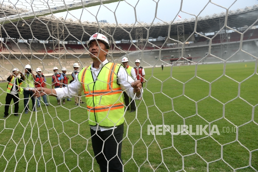 Menpora Imam Nahrawi meninjau pembangunan infrastruktur dan rehabilitasi Stadion Utama Gelora Bung Karno (SUGBK), Jakarta, Selasa (8/8).