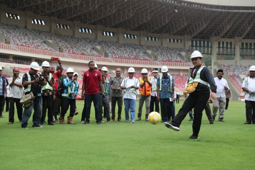 Menpora Imam Nahrawi meninjau Stadion Utama Papua Bangkit, Jumat (21/6) pagi.