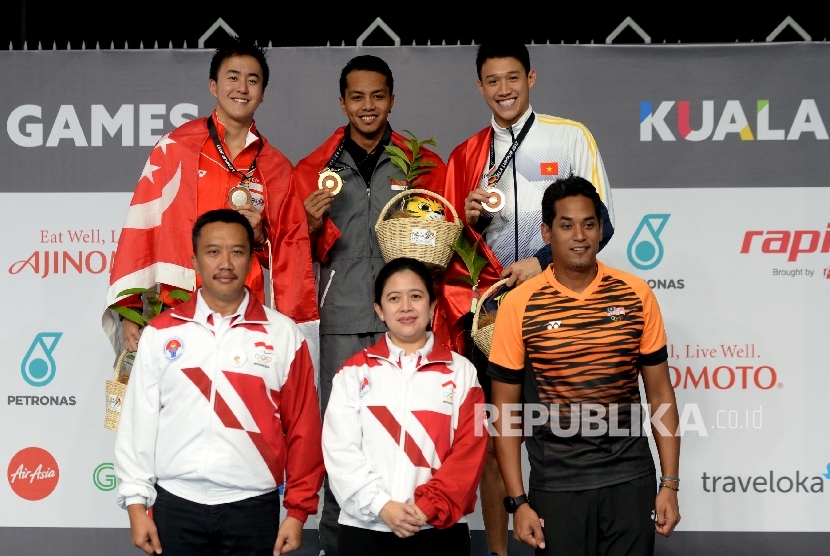 Menpora Imam Nahrawi, Menko PMK Puan Maharani, dan Menteri Belia dan Sukan Malaysia Khairy Jamaluddin (dari kiri depan) berfoto bersama pemenang nomor renang 50 meter gaya punggung Sea Games 2017 di National Aquatic Centre, Kuala Lumpur, Senin (21/8).