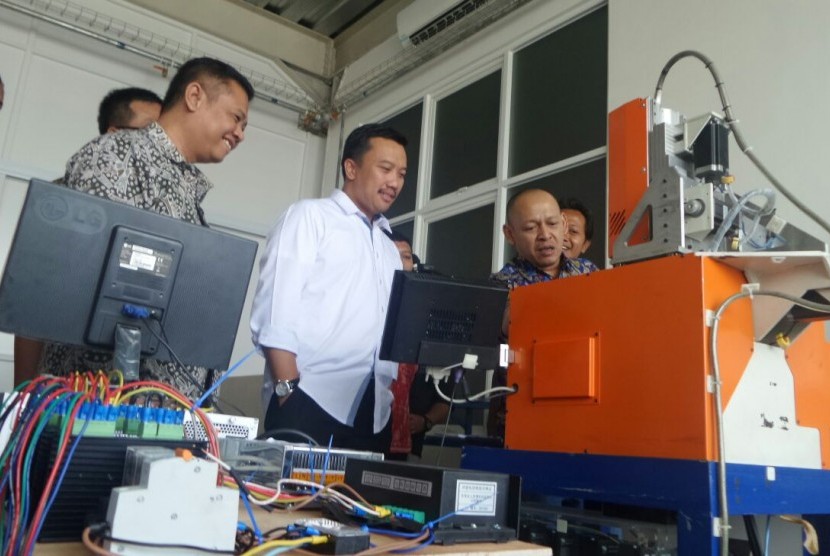 Menpora Imam Nahrawi meresmikan Training Center Unicam Teknikamuda di Yogyakarta, Ahad (11/10). 