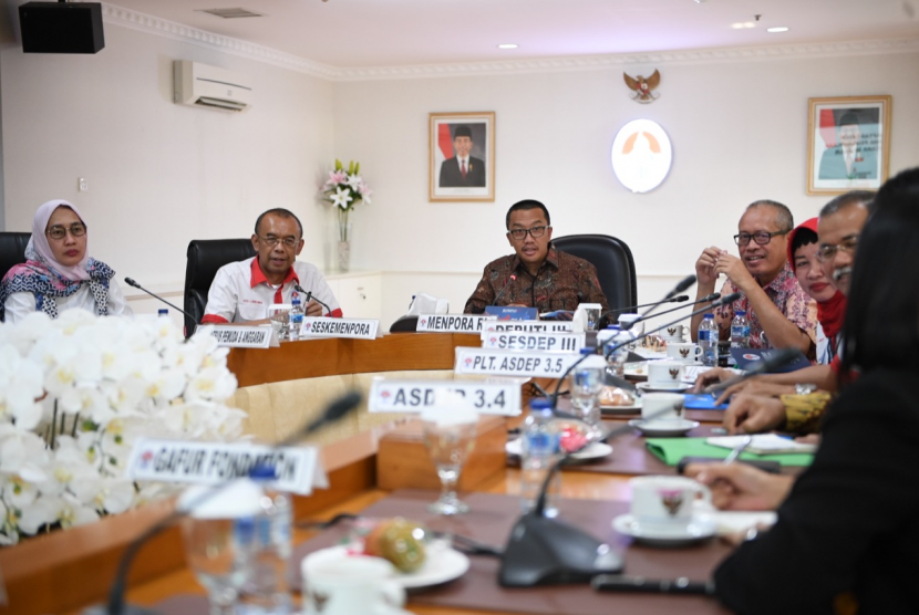 Menpora Imam Nahrawi pimpin rapat dengan Sesmenpora Gaoti S Dewa Broto, Deputi Pembudayaan Olahraga Raden Isnanta, jajaran Eselon 2 di lingkungan Deputi Pembudayaan Olahraga dan perwakilan Gafur Foundation di Ruang Sidang Lantai 10, Menpora, Senayan, Jumat (19/7) siang.