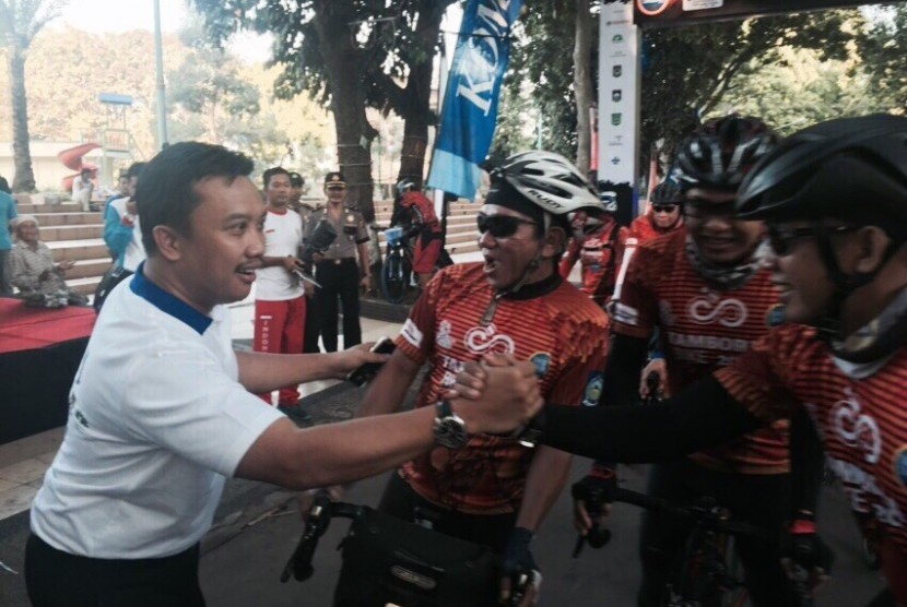 Menpora Imam Nahrawi saat melepas peserta Tambora Bike 2015, Kamis (9/4)