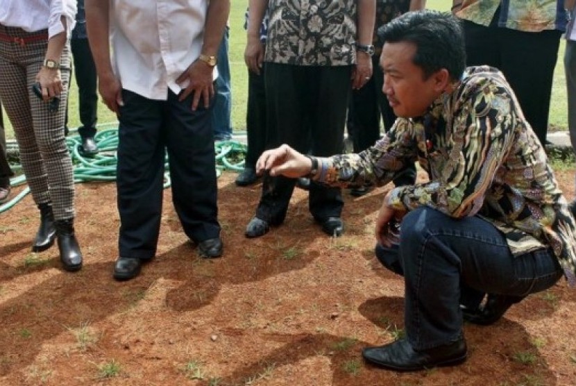 Menpora Imam Nahrawi saat mengecek lintasan lari di GOR Jatidiri, Semarang