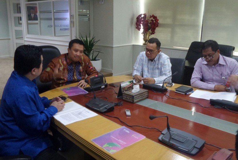 Menpora Imam Nahrawi (tengah baju batik) dan jajaran pejabat Kemenpora saat menerima Ketua Umum Komite Olimpade Indonesia (KOI) Erick Tohir bersama beberapa pengurus baru KOI di lantai 10 Kemenpora, Jakarta, Rabu (25/11) sore.
