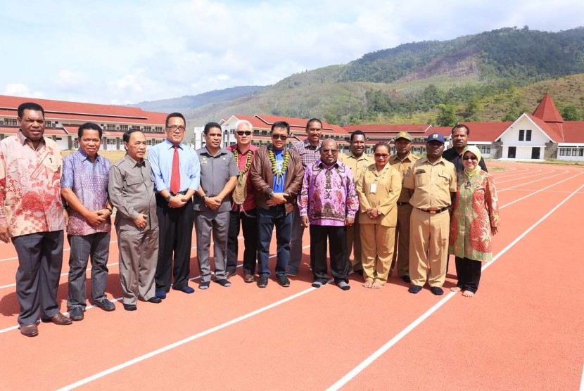 Menpora Imam Nahrawi (tengah) berlari bersama Gubernur Provinsi Papua, Lukas Enembe (paling kanan) dan beberapa pejabat lain Papua lain adu sprint saat menjajal lintasan atletik standar internasional di Sekolah Menengah Atas Negeri Khusus Olahraga di Jayap