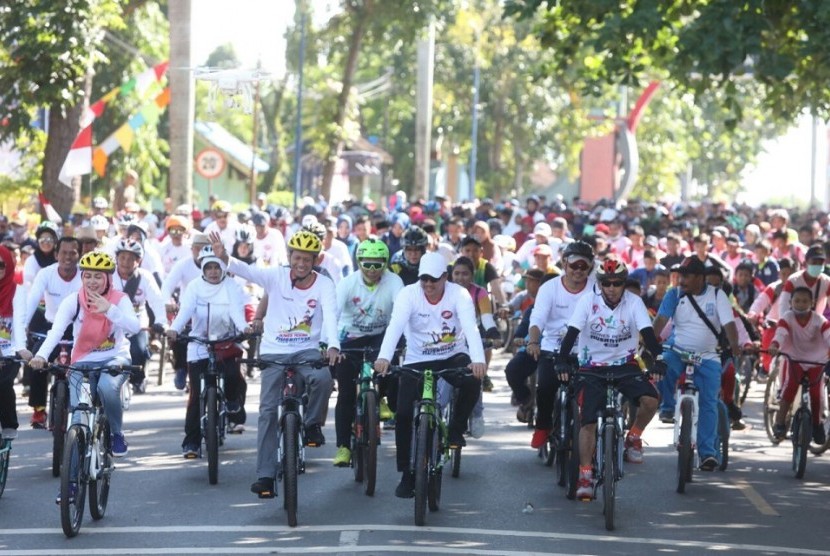 Menpora Imam Nahrawi (tengah) bersepeda di Tanah Laut, Kalimantan Selatan, Sabtu (22/7).