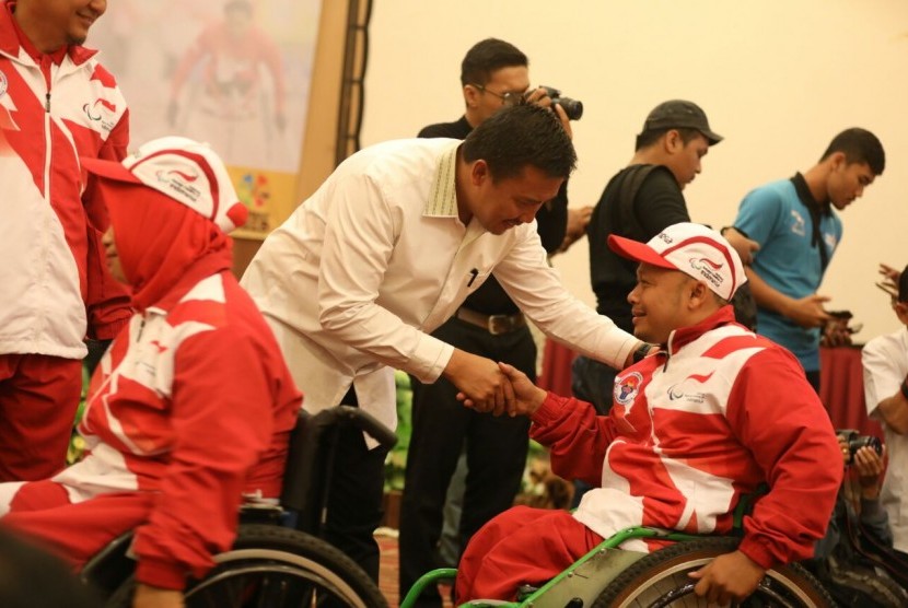 Menpora Imam Nahrawi (tengah) melepas atlet Para Games Indonesia, Selasa (12/9).