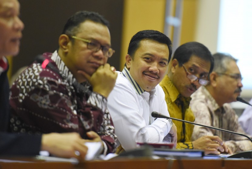 Menpora Imam Nahrawi (tengah) mengikuti rapat kerja dengan Komisi III DPR di Kompleks Parlemen, Jakarta, Rabu (24/6). 