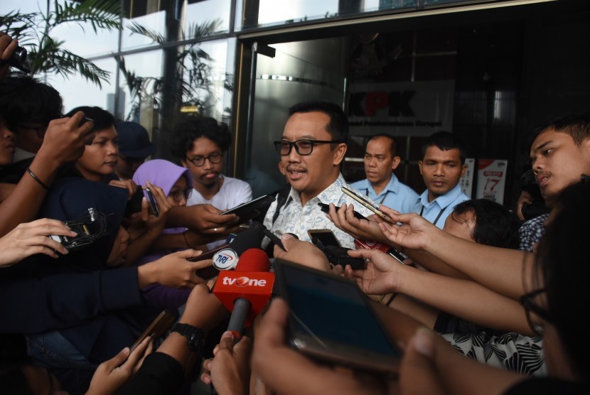 Sports Minister Imam Nahrawi (center) answers the reporters questions after being examined as witness in the case of bribery on government grant to KONI, KPK office, Jakarta, Thursday (Jan 24).