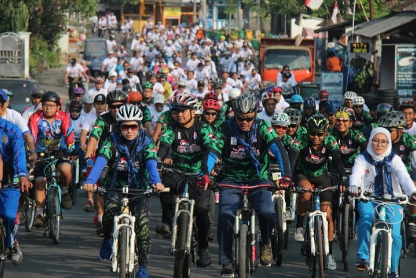 Menpora Imam Nahrawi (tengah) saat ikut bersepeda menyambut tim Gowes Pesona Nusantara di Rangkasbitung, Lebak.