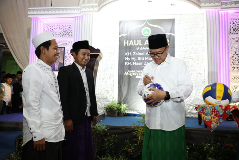 Menpora Imam Nahrawi terus dorong para santri sebagai generasi muda untuk menjadi atlet berprestasi untuk membanggakan nama bangsa. Hal tersebut disampaikan Menpora saat sambutan pada Haul Akbar Al Maghfurlah KH Zainal Alim ke-66, di Pondok Pesantren Mansyaul Ulum, Jl Sumber Agung, Ganjaran, Gondanglegi, Kabupaten Malang, Jawa Timur, Senin (22/4) malam.