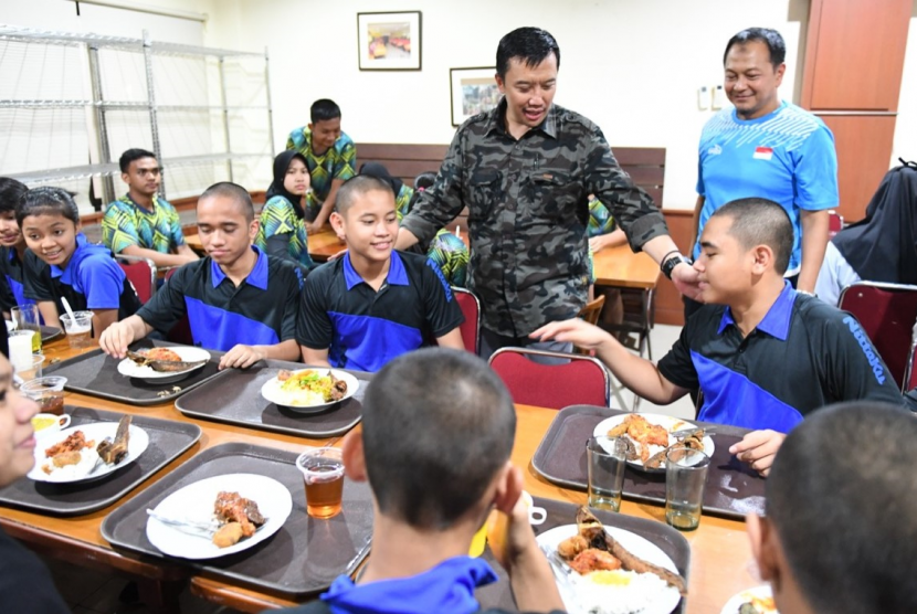 Menpora Imam Nahrawi terus menjalin suasana kekeluargaan dan kebersamaan dengan para atlet di bulan Ramadan. Hari Selasa (21/5) petang.