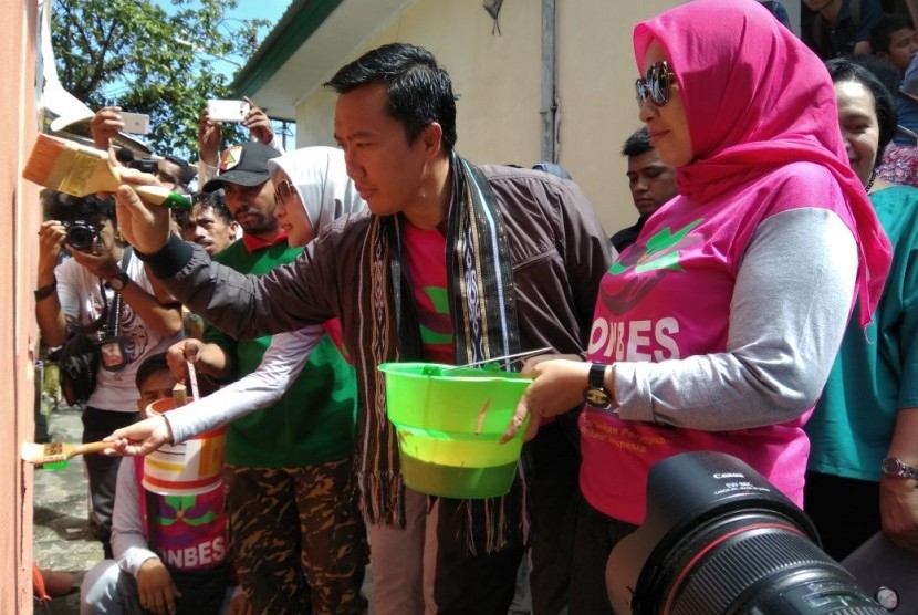 Menpora juga menyempatkan bertemu dengan Komunitas Pemuda Kreatif Ambon disela-sela kegiatan mereka membuat mural. Pembuatan mural dilakukan di jembatan Batu Merah. 