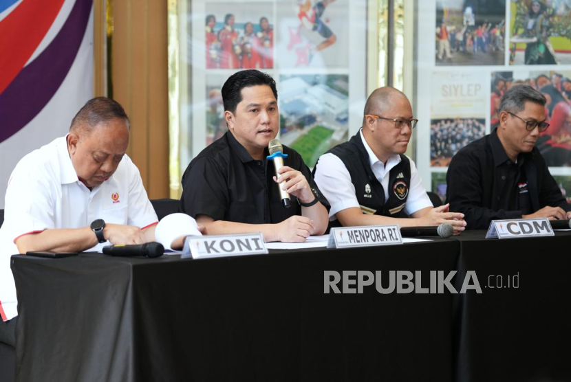 Menpora RI Erick Thohir (kedua kiri) memberikan keterangan tentang kontingen Indonesia di SEA Games Thailand, Jumat (21/11/2025). 