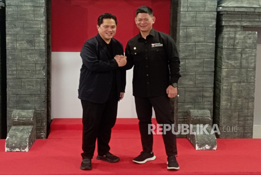 Menpora RI Erick Thohir (kiri) bersama Ketua Komite Olimpiade Indonesia (NOC Indonesia) Raja Sapta Oktohari. 
