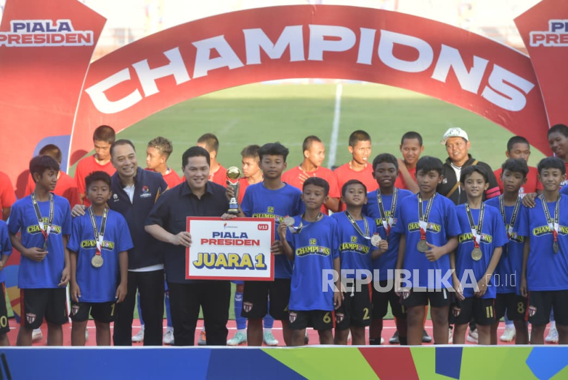 Menpora RI Erick Thohir memberikan hadiah pada final Piala Presiden U-12 dan U-15.
