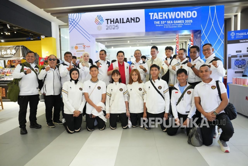 Menpora RI Erick Thohir (tengah) bersama para atlet dan pengurus PB Taekwondo Indonesia (PBTI) di arena taekwondo SEA Games 2025, Fashion Island Mall, Bangkok, Kamis (11/12/2025).