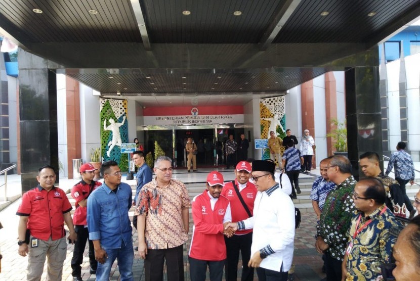 Menpora RI, Imam Nahrawi menyambut Medi Bastoni, pria yang berjalan kaki mundur dari Tulungagung ke Jakarta dalam waktu 35 hari di Kantor Kemenpora, Jakarta, Jumat (25/8).