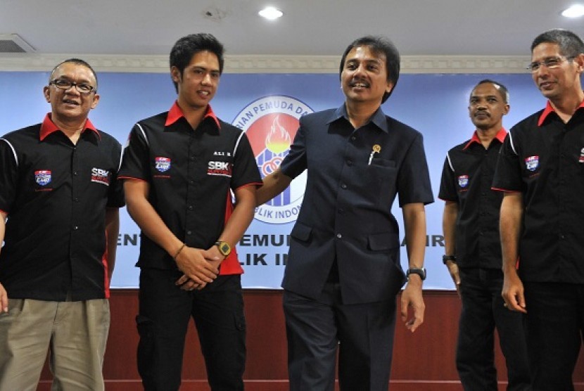 Menpora Roy Suryo (ketiga kanan) saat menerima pebalap muda Indonesia Ali Adriansyah (kedua kiri) beserta tim manajemen di Kemenpora, Jakarta, Senin (18/3).