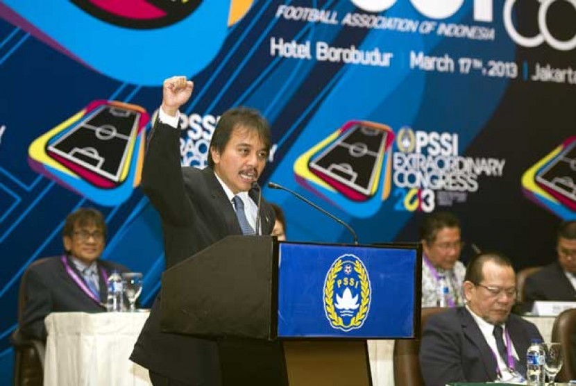 Menpora Roy Suryo, menyampaikan sambutan saat membuka acara Kongres Luar Biasa (KLB) PSSI 2013 di Jakarta, Ahad (17/3). 