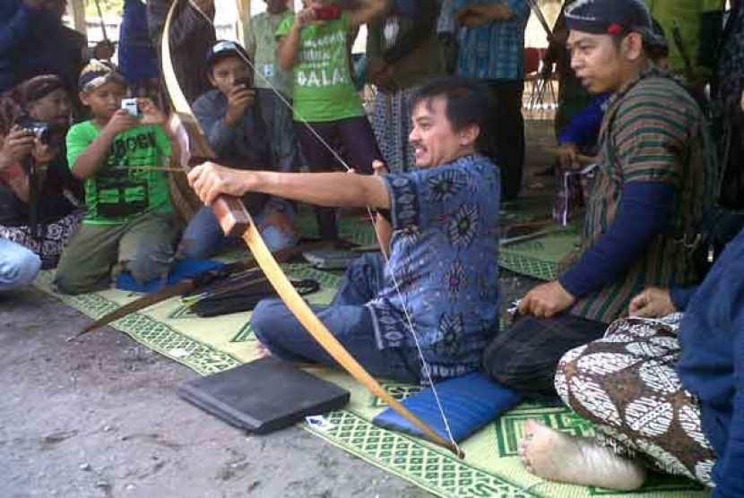 Menpora Roy Suryo sedang mencoba main Jemparingan (Panahan tradisional) di Kastelah Puro Pakualaman, Yogyakarta,Ahad (23/6). 