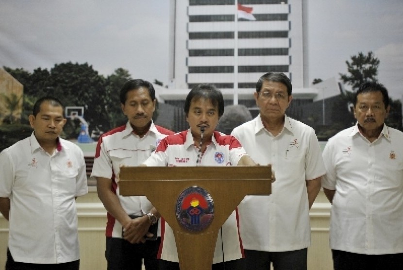 Menpora Roy Suryo (tengah), didampingi jajaran staf kementerian pemuda dan olahraga 