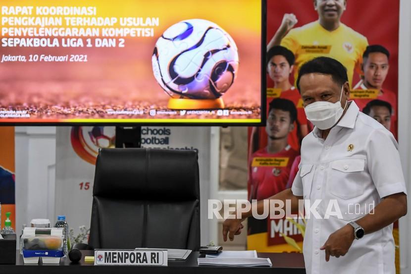 Menpora Zainudin Amali bersiap memimpin Rapat Koordinasi Pengkajian Terhadap Usulan Kompetisi Sepak bola Liga 1 dan 2 di Wisma Kemenpora, Jakarta, Rabu (10/2/2021). Rapat tersebut guna menindaklanjuti pertemuan Menpora Zainudin Amali dengan Kapolri Jenderal Polisi Listyo Sigit Prabowo pada Senin (8/2/2021) untuk memastikan detail kesiapan pelaksanaan kompetisi sepak bola liga 1 dan 2. 