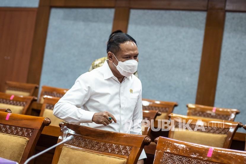 Menpora Zainudin Amali bersiap mengikuti rapat kerja dengan Komisi X DPR di Kompleks Parlemen, Senayan, Jakarta.