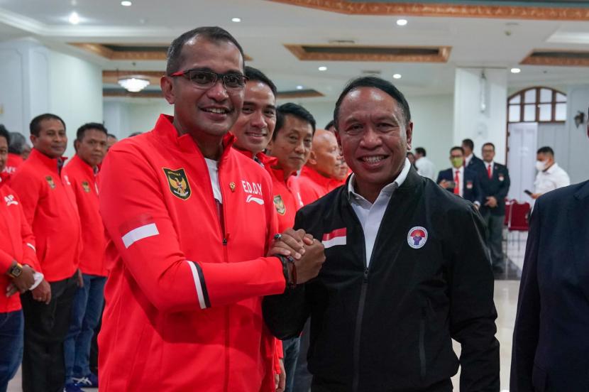 Menpora Zainudin Amali (kanan) dalam pelantikan pengurus baru PP Pelti.
