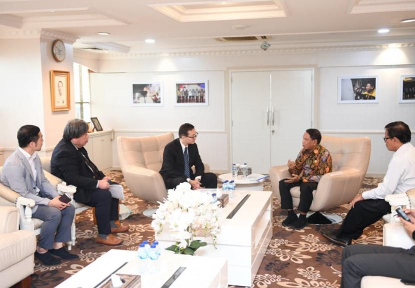 Menpora Zainudin Amali menerima kunjungan Chairman Pandan College, Richardo Susilo, di kantor Kemenpora, Jakarta, Rabu (4/3).