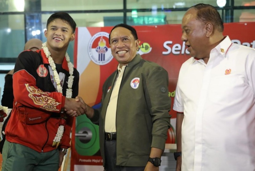 Menpora Zainudin Amali menyambut kedatangan 8 atlet angkat besi Indonesia di Bandara Soekarno Hatta, Tangerang, Banten, Rabu (19/2) malam.