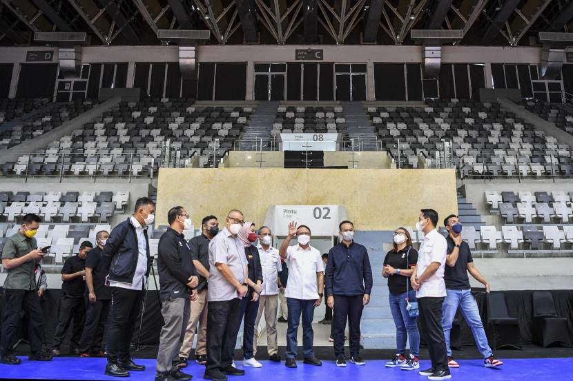Menpora RI Zainudin Amali (tengah) berbincang dengan sejumlah ofisial Persatuan Bola Basket Seluruh Indonesia (Perbasi) saat meninjau kesiapan venue bola basket di Istora Senayan, Jakarta, Rabu (29/6/2022). Kunjungan Menpora tersebut guna mengecek kesiapan venue sebagai tuan rumah dan meninjau pelatnas timnas basket yang akan mengikuti FIBA Asia Cup 2022 pada 12-24 Juli 2022 mendatang. 