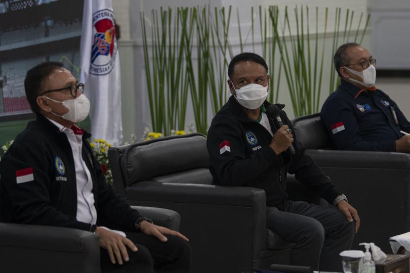 Menpora Zainudin Amali (tengah) bersama Ketua Umum PSSI Mochamad Iriawan (kiri) dan Direktur Utama PT LIB Akhmad Hadian Lukita (kanan).