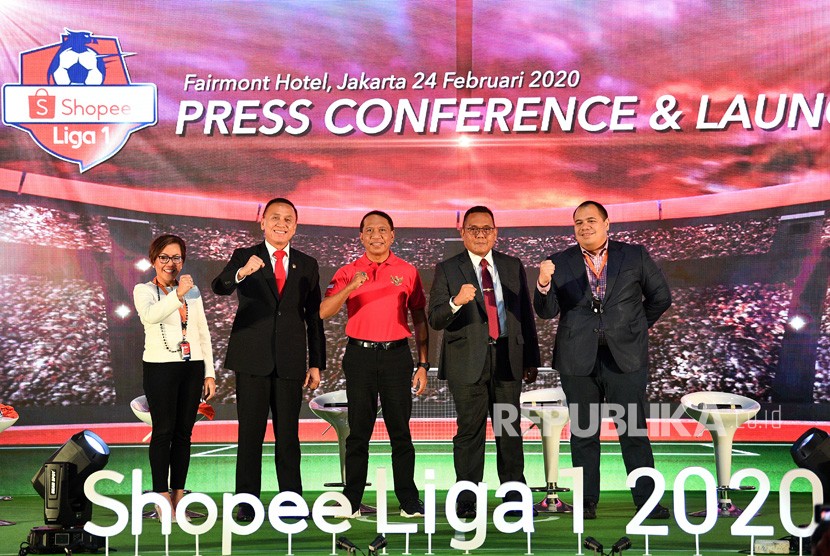 Menpora Zainudin Amali (tengah) didampingi Ketua Umum PSSI M Iriawan (kedua kanan), Dirut PT LIB Cucu Somantri (kedua kiri), Direktur Program SCM Harsiwi Achmad (kiri) dan Presiden Komisaris SEA Group Pandu Sjahrir berfoto bersama saat peluncuran Shoppe Liga 1 di Jakarta, Senin (24/2/2020). 