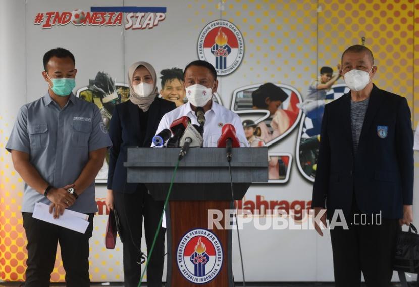 Menpora Zainudin Amali (tengah) memberikan keterangan terkait kelanjutan kompetisi Indonesia Basketball League (IBL) 2020 di Jakarta, Rabu (7/10/2020). Kompetisi IBL 2020 yang rencananya berlangsung 13-27 Oktober 2020 secara resmi dibatalkan akibat pandemi COVID-19. 