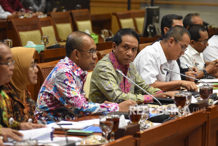 Menpora Zainudin Amali (tengah) mengikuti rapat kerja dengan Komisi III DPR di Kompleks Parlemen, Senayan, Jakarta, Rabu (6/11/2019).