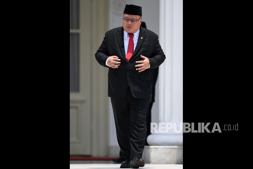 Menristek Bambang Brodjonegoro bersiap mengikuti foto bersama seusai pelantikan menteri Kabinet Indonesia Maju di Beranda Halaman Istana Merdeka, Jakarta, Rabu (23/10/2019).