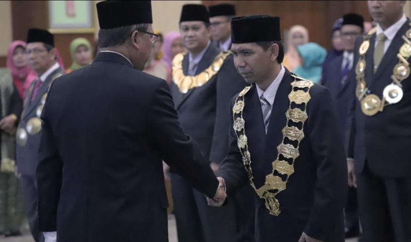 Menristek Dikti kala itu Prof Mohamad Nasir Prof Budi Santosa Purwokartiko sebagai rektor Institut Teknologi Kalimantan (ITK) perideo 2018-2022.