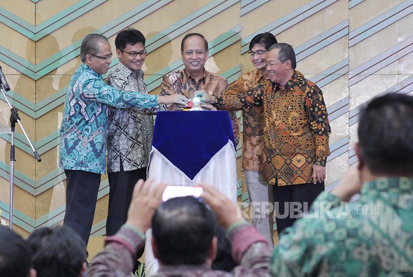 Menristek Dikti M Nasir (tengah) menekan tombol tanda peluncuran proses SNMPTN dan SBMPTN 2017 di Jakarta, Jumat (13/1).