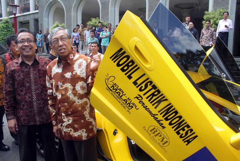 Menristek Gusti Muhammad Hatta (kanan) dan Rektor UGM, Pratikno (kiri) saat akan mencoba mobil listrik di halaman Balairung UGM Yogyakarta, Jumat (22/11).  (Antara/Regina Safri)