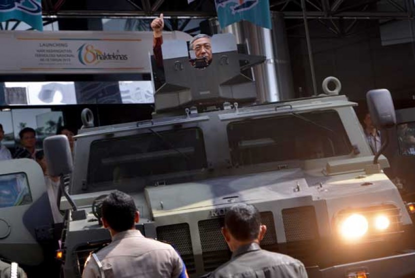  Menristek Gusti Muhammad Hatta menjajal kendaraan lapis baja Komodo buatan PT. Pindad yang dipamerkan pada peluncuran Hari Kebangkitan Teknologi Nasional (Hakteknas) ke-18 di gedung II BPPT, Jakarta Pusat, Senin (24/6). 