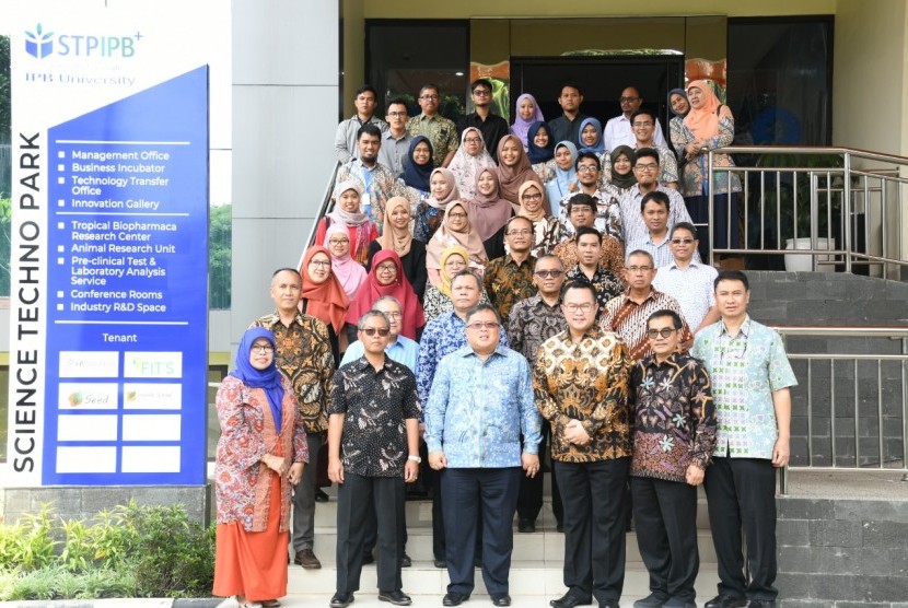 Menristek/Ka BRIN), Prof Bambang PS Brojonegoro berfoto bersama dengan jajaran pimpinan IPB University.